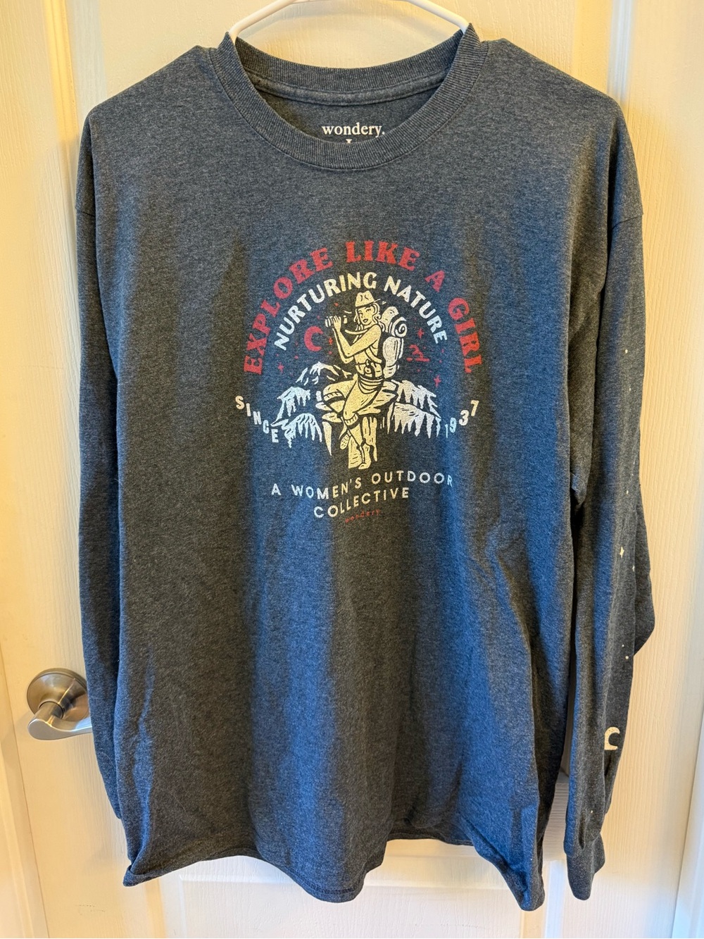 Wondery Women's 'Explore Like A Girl' Long Sleeve Tee - Heathered Navy unisex L